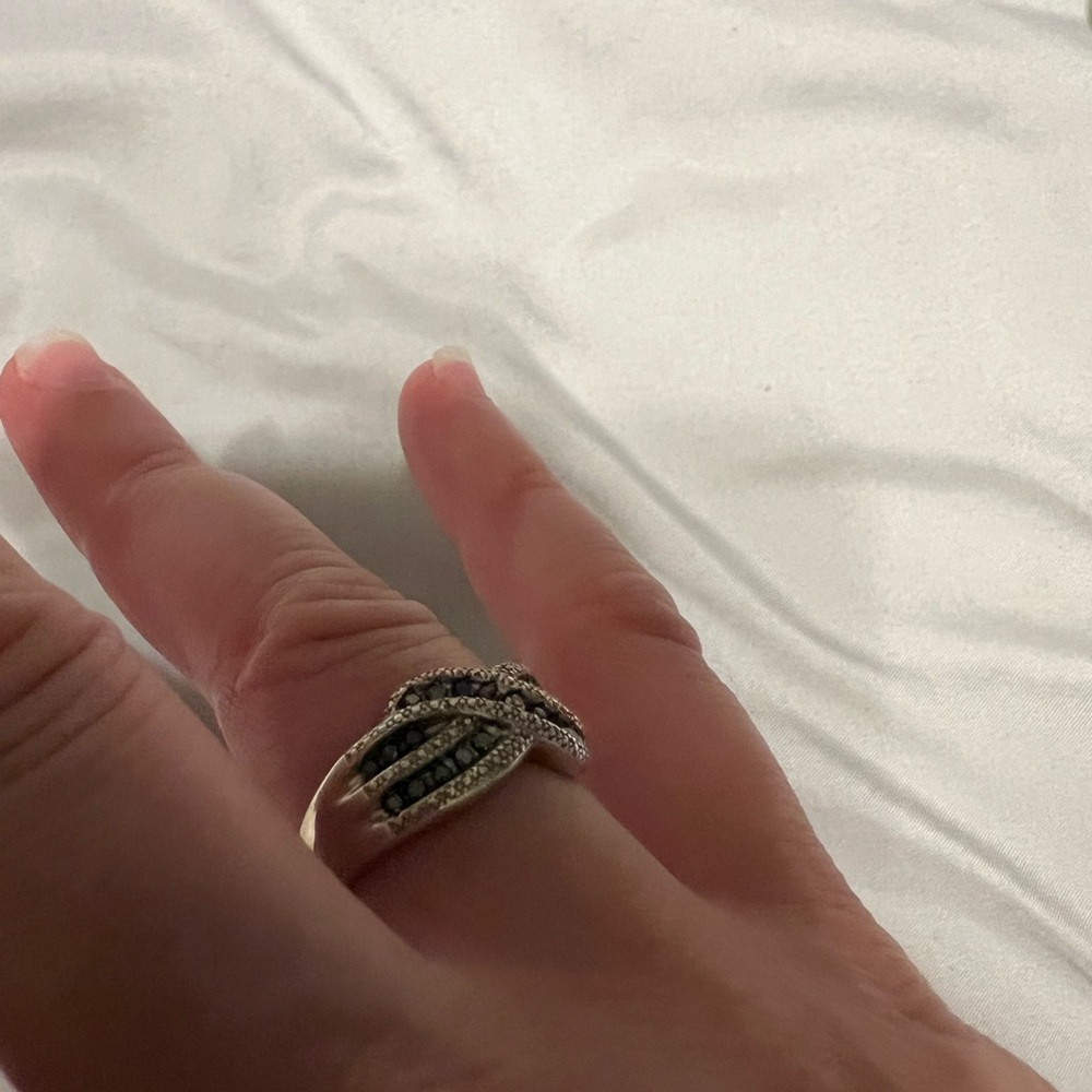 Elegant Silver and Black Diamond Women's Ring - Picture 5 of 5
